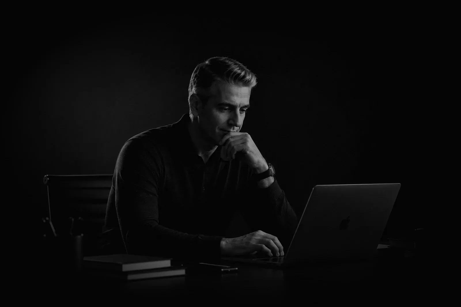 Karim Mesloub au travail devant son ordinateur