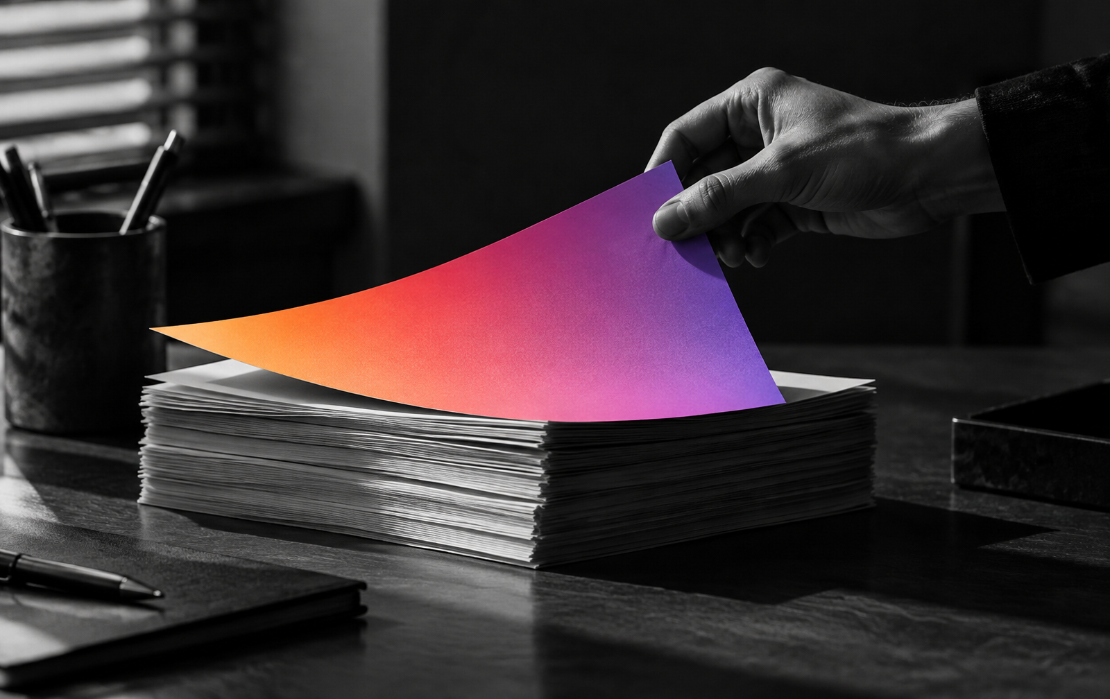 Main isolant un formulaire dans une pile de documents